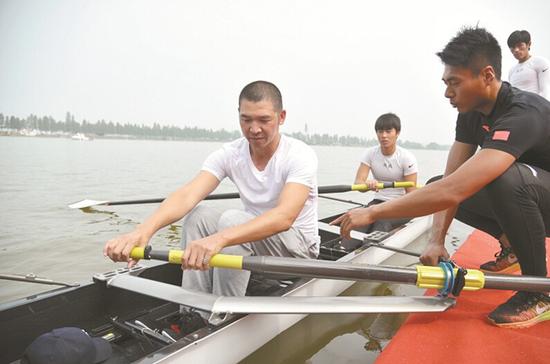 圖為:英國選手扛艇熱身
