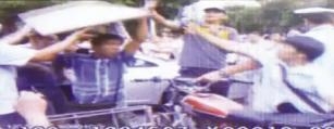 视频截图:男子拿木板砸交警