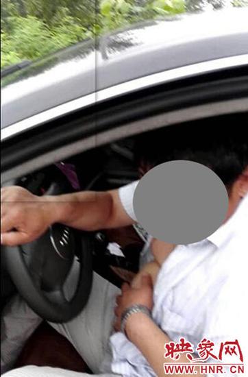 男子醉駕高速路上酣睡