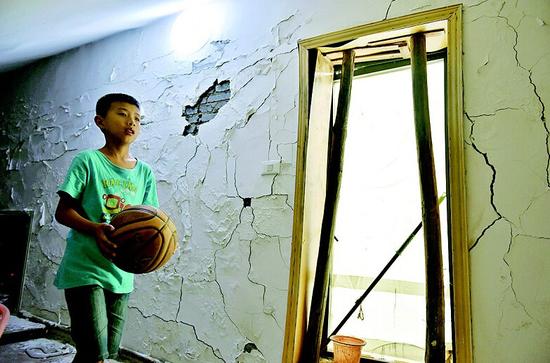 还建房开裂住户架木棒撑门框 官方:将彻底改造