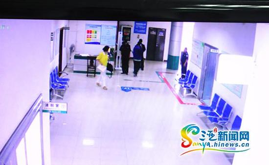 8月22日,从三亚市人民医院监控视频上拍摄的女患者跑出诊室的画面。(三亚新闻网记者沙晓峰摄)