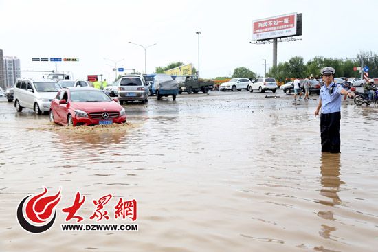 民警李志超站在水中疏导交通。