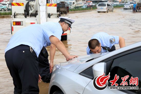 图为交警正对抛锚车辆进行救援。