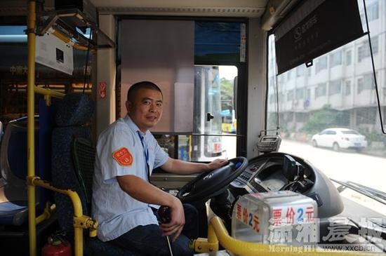 8月22日，把一张65万元支票交还给失主的311路公交车司机黄亦平。图/潇湘晨报记者杨旭