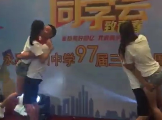 温州毕业18年初中同学会 两对男女当众抱着湿