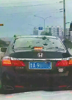 濟(jì)南東部下冰雹，車輛被砸得千瘡百孔 網(wǎng)友供圖