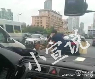 疑因乱变道 上海宝马男高架猛揍的哥