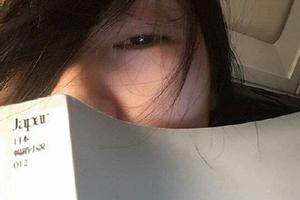 小S晒看书照 打错字遭调侃：别装文化人