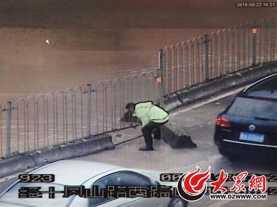 大雨将经十路上的护栏水泥底座都冲开了。