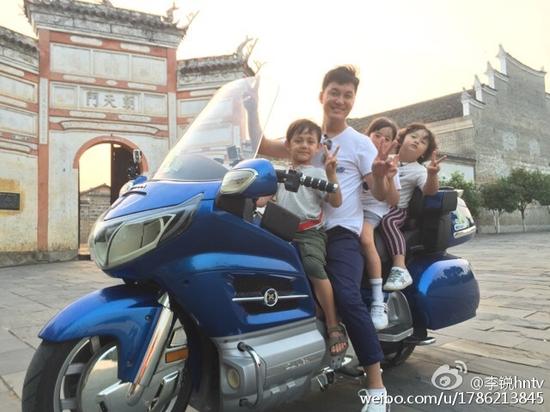 诺一轩轩夏天和村长骑摩托车 画面超拉风|村长