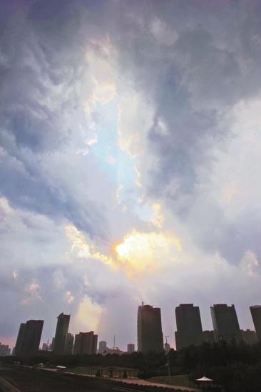 強(qiáng)對流天氣給天空帶來萬千氣象 (記者 閆化莊 攝影)