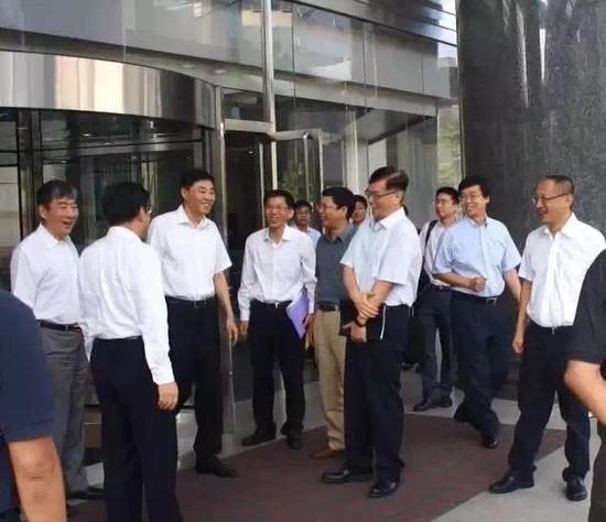 中国移动总裁李跃(图中右手扶左手者)等领导欢迎尚冰董事长(左三)