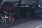 女司機(jī)轉(zhuǎn)向失控沖上人行道 連碾壓9車(chē)