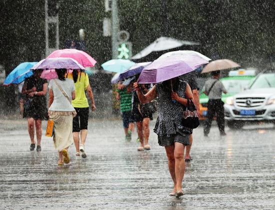 西安突降暴雨,街头行人在雨中前行 本报记者沈继军摄