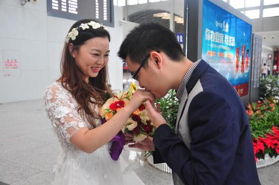新娘新郎婚纱真的亲嘴_新郎新娘卡通图片