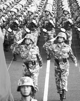 受阅的百团大战“白刃格斗英雄连”英模部队方队将军领队邓志平少将（前左）、高伟少将（前右）同方队士兵一起训练（7月29日摄）。 本版照片均据新华社