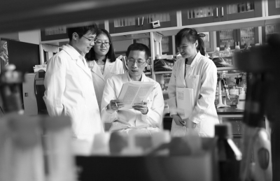 施一公团队一起进行科学研究。清华大学新闻中心供图