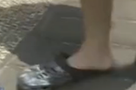 現(xiàn)場(chǎng)-醉酒女丟包街頭砸車大鬧 指著夏利喊卡宴