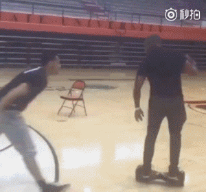大将军踩平衡车1v1斗牛 这球走步吗|gif