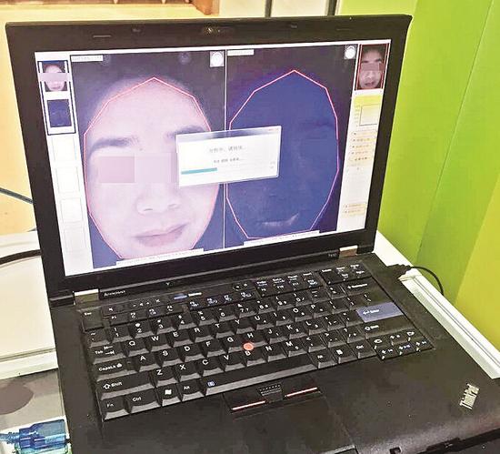图为：一位女士测试自己的“皮肤年龄”