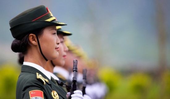 女兵辛苦训练