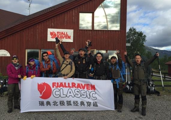 瑞典北极狐经典穿越中国队员在出发点集体合影。