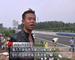 村民哄抢苹果现场。