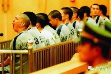 2006年东莞黑帮受审时的图片