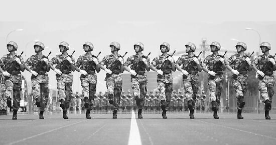 受阅的“雁门关伏击战英雄连”英模部队方队队员在阅兵村进行训练（7月24日摄）。
