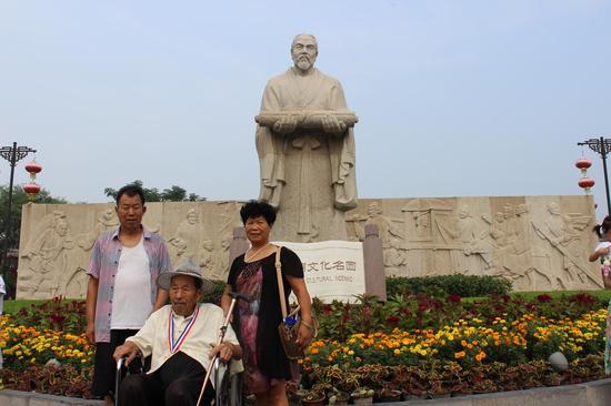 抗戰老兵免費游清明上河園