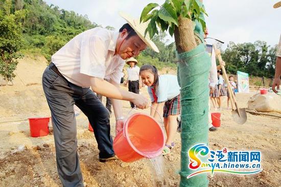 8月24日下午,三亚市举行“双修”工作全民义务植树活动启动仪式,在变身为城市绿地的“建设用地”上,种植热带果树,建设市民百果园。省委常委、三亚市委书记张琦进行植树。(三亚新闻网记者邓松摄)