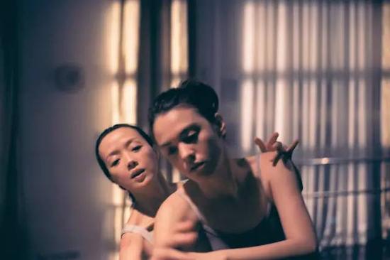 许芳宜在《逆光飞翔》中饰演舞蹈老师，没有表演，就是真实的自己。