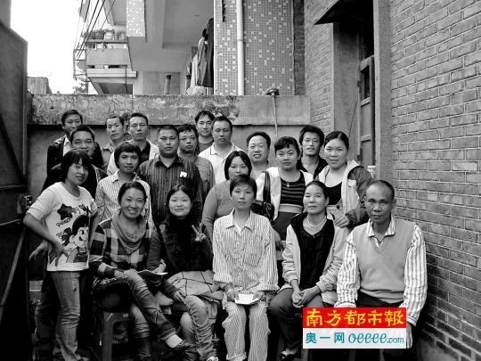 友维工友公益服务中心人员到出租屋为工伤患者提供服务。