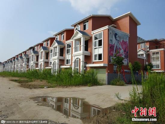 河南白河岸現大片別墅群 無人入住空如“鬼村”