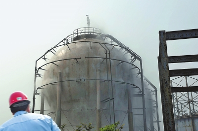 8月24日，工人正在檢查氯乙烯單體球罐。