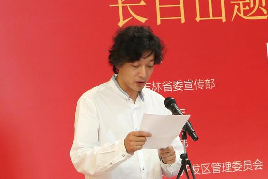 “大美长白”巡回展项目负责人之一，吉林艺术学院美术学院院长刘兆武 主持开幕式