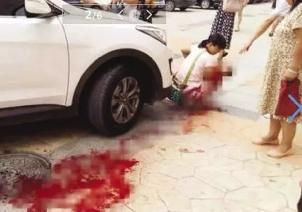 妈妈看手机不看孩子,2岁娃被碾轧身亡
