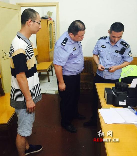 (8月24日，刘某[左一]前往长沙芙蓉交警大队自首。)