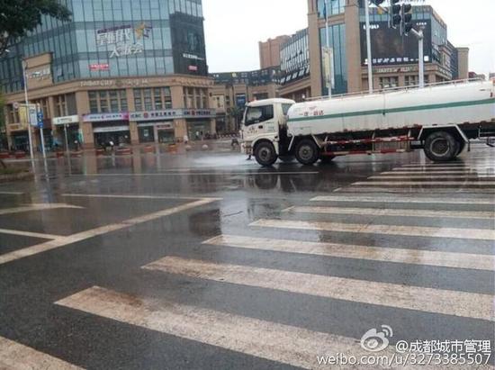 成都洒水车雨天作业被吐槽 城管:为清洗路面