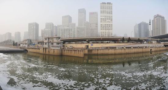 生物絮凝剂:污浊黑水化身清澈水体的魔法棒