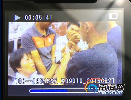 视频显示，民警执法期间，一男子突然闯入现场阻挠民警执法(南海网记者马伟元摄)