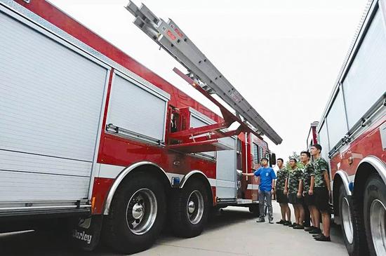 霸王龙消防车现身太原 垂直供水高度可达30