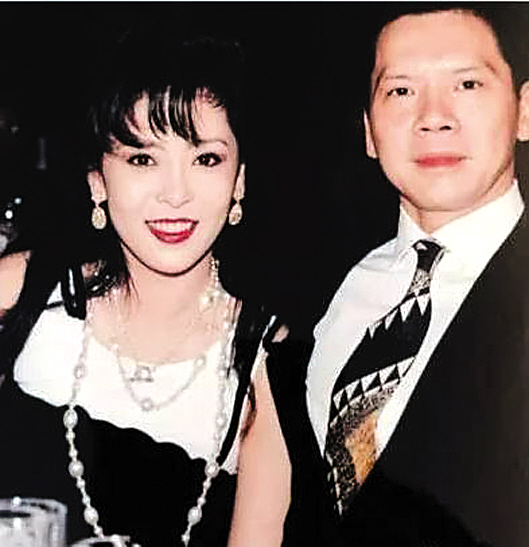 起底向太:年轻时是美女 维护家人敢出头