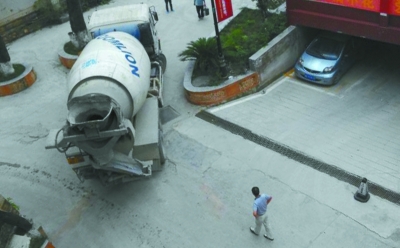 轮胎爆裂的罐车正在倒车