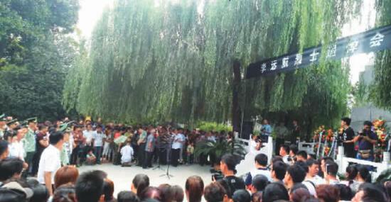 天津爆炸牺牲烈士李远航安葬临颍县烈士陵园