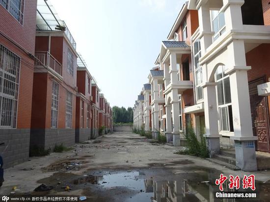 河南白河岸現大片別墅群 無人入住空如“鬼村”