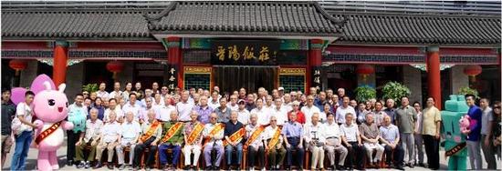 出席纪念中国人民抗日战争胜利70周年老兵座谈会的老将军、老军人、军旅书画家和各界嘉宾合影