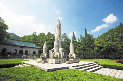 松柏掩映中的南岳忠烈祠是一座仿南京中山陵形式建造的宏伟陵墓,于1938年筹建,1942年落成,是我国纪念抗日阵亡将士的大型烈士陵园。