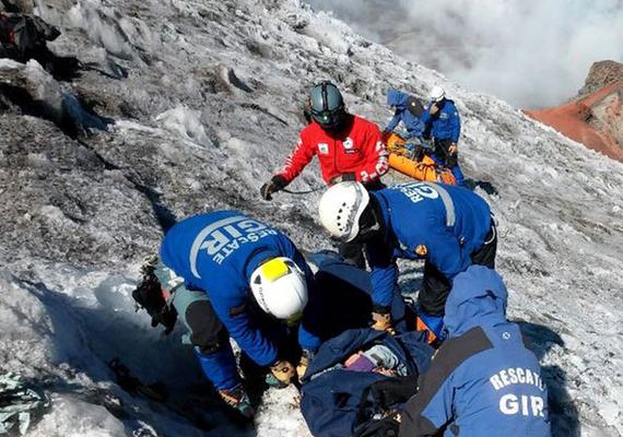 厄瓜多尔火山发现尸体，疑20年前失踪登山者。