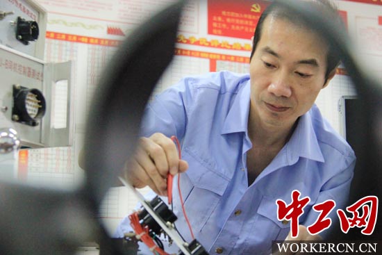 楊林正在進行檢修工作。